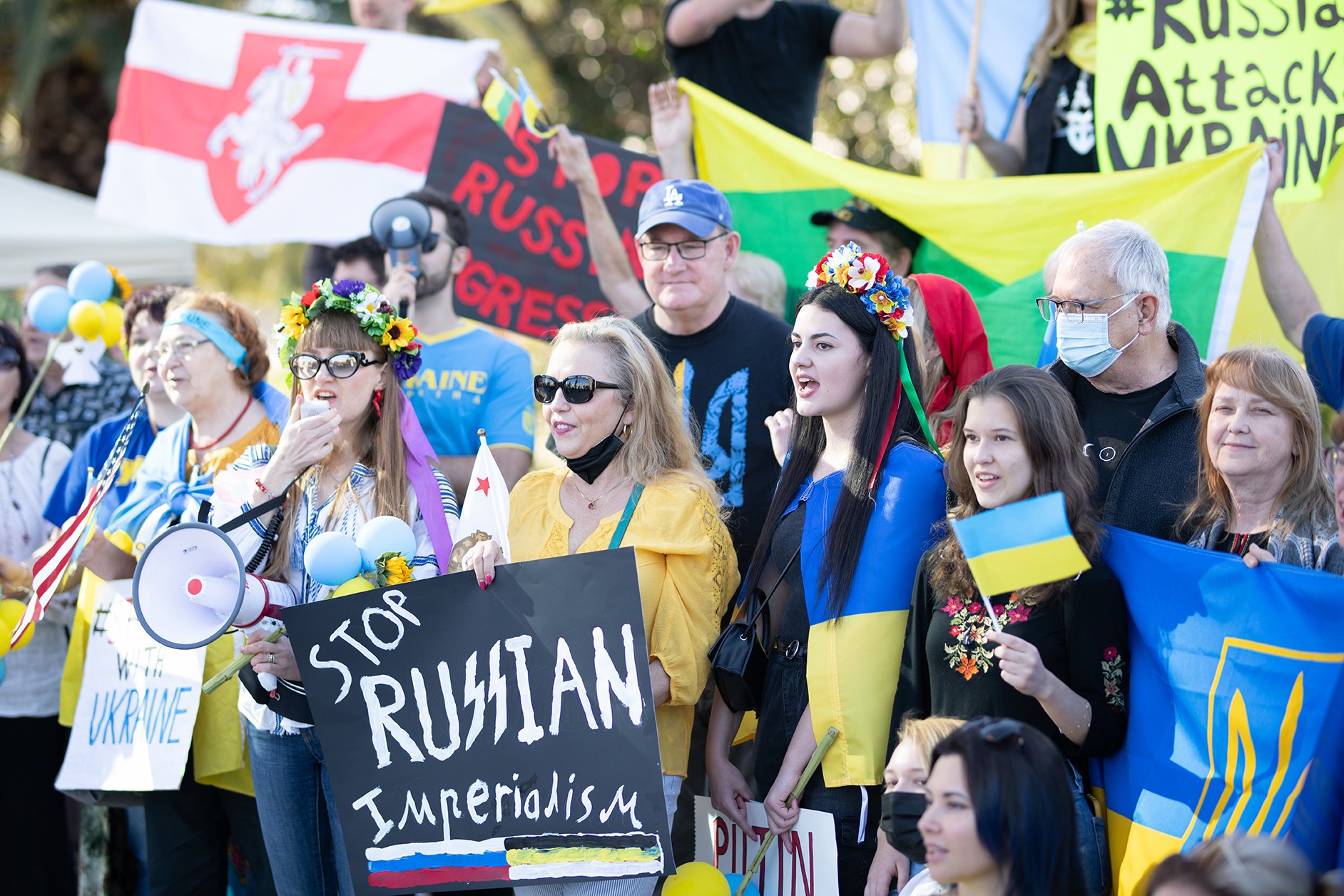 Trotz der erhöhten Spannungen sind große Proteste in Kiew und anderswo friedlich und entschieden pro-ukrainisch geblieben.