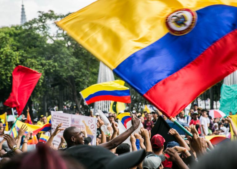 Des manifestants agitent des drapeaux lors des troubles civils en Colombie. 
