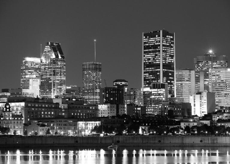 Ville de Montréal vue du fleuve en noir et blanc