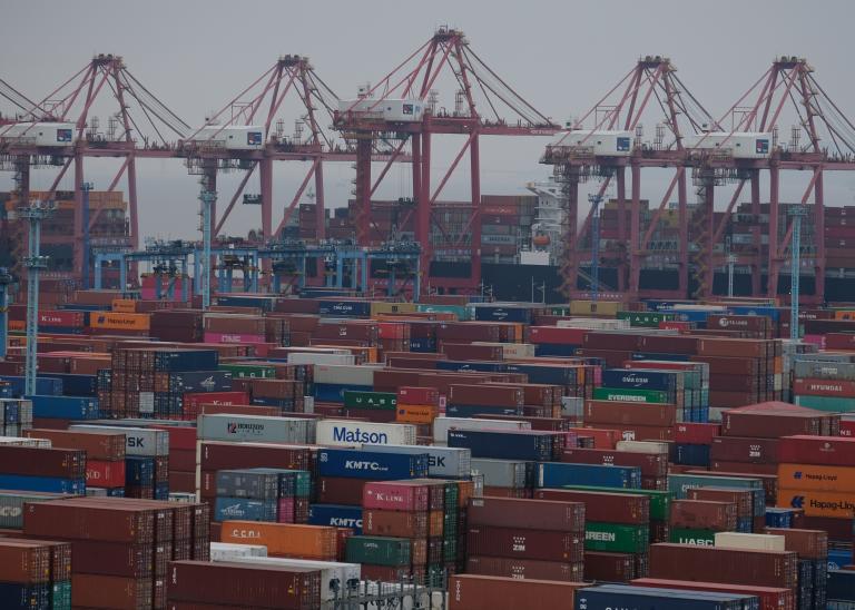 La congestion des navires au port de Los Angeles est reliée à la fermeture d'un terminal de marchandises pendant trois semaines au port de Ningbo-Zhoushan en Chine. 
